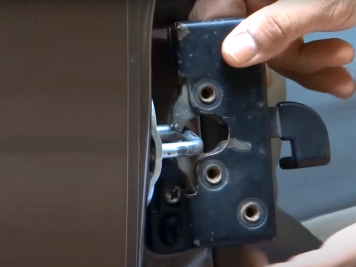 how door latch mechanism works
